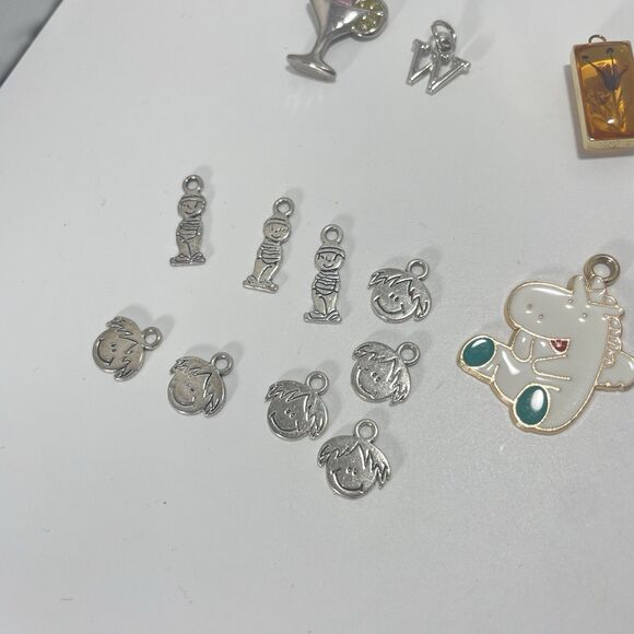 Lot of 40+ Mixed Pendants Charms Hearts Enamel Rhinestone Vintage Craft - Picture 4 of 6